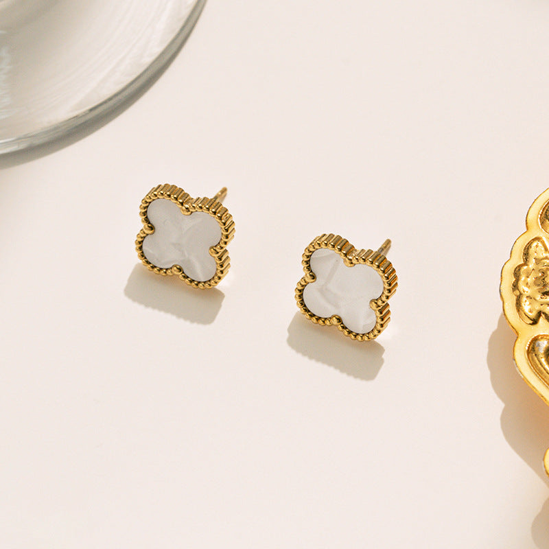 brinco botão trevo color