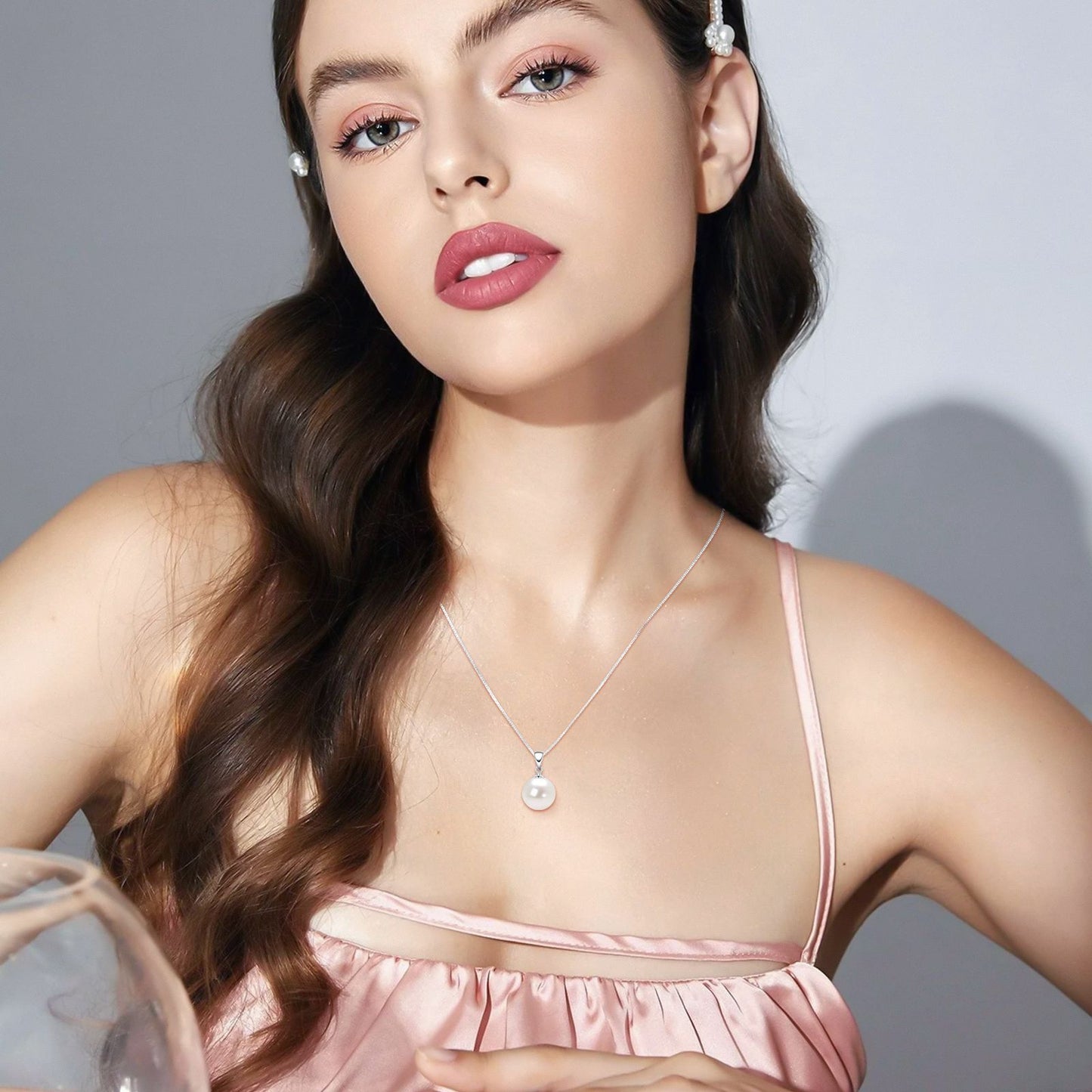 colar clássico pérola e ponto de luz