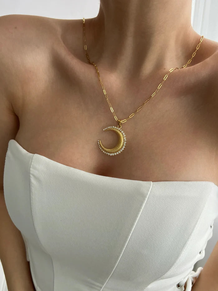 colar lua crescente cravejada