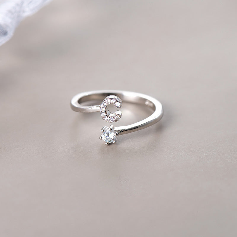 anel letra cravejada