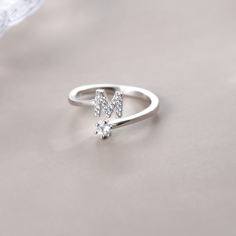 anel letra cravejada