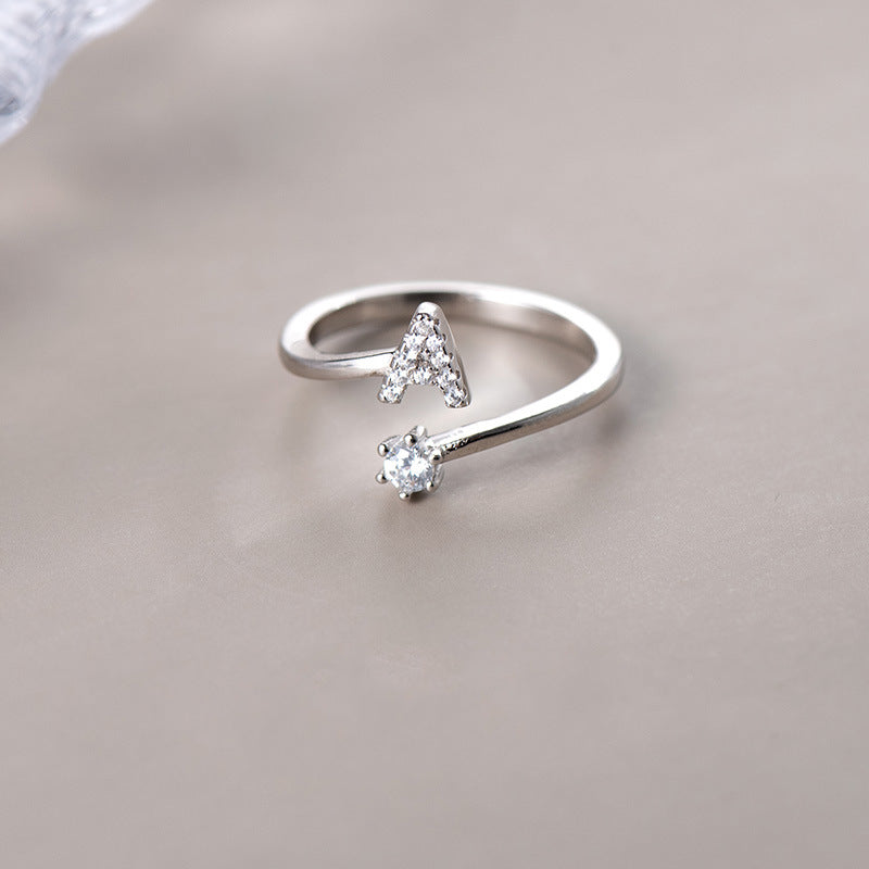 anel letra cravejada