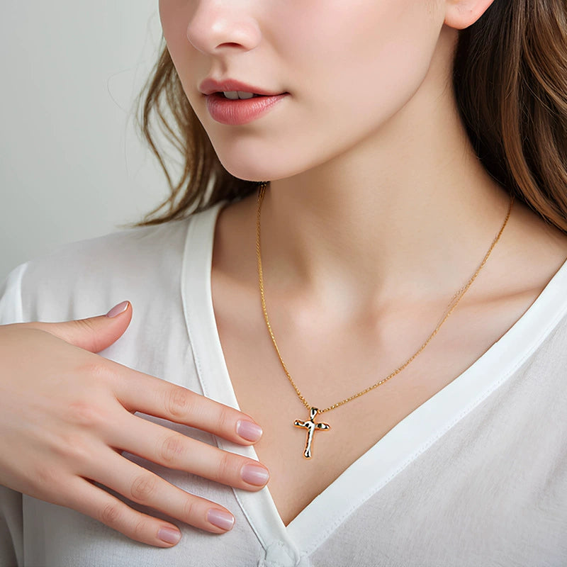 colar cruz dourada minimalista