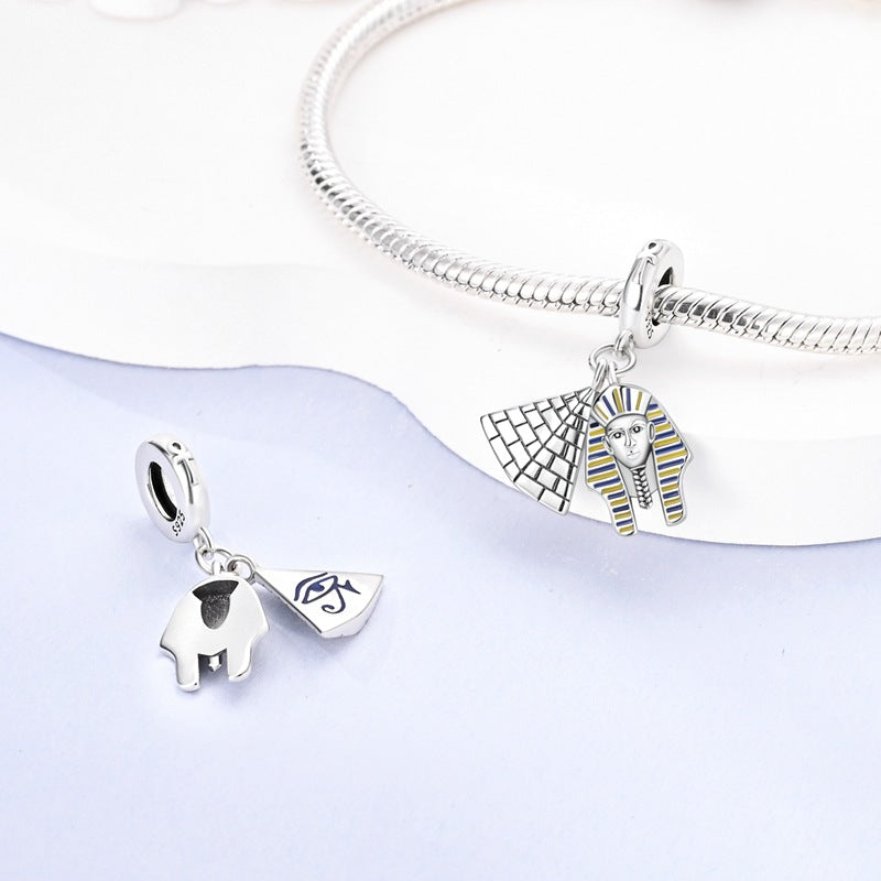 berloque pendente esfinge e pirâmide