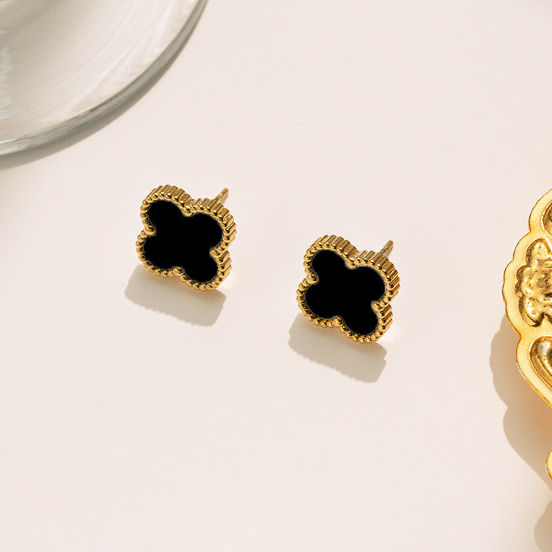 brinco botão trevo color