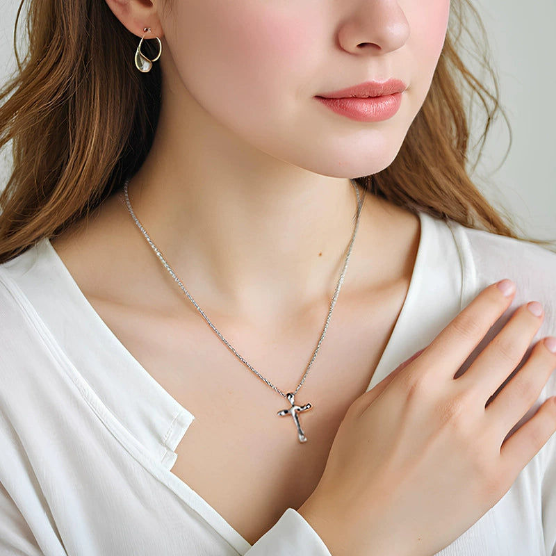colar cruz minimalista