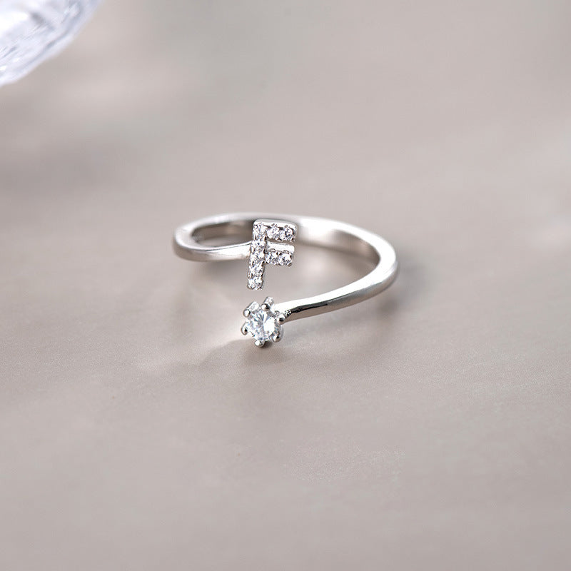 anel letra cravejada