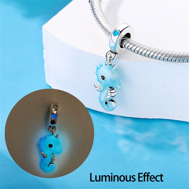 berloque pendente cavalo marinho - coleção luminoso