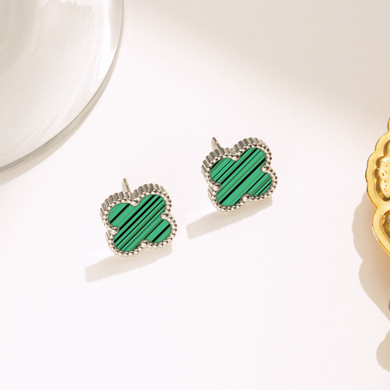 brinco botão trevo de ônix