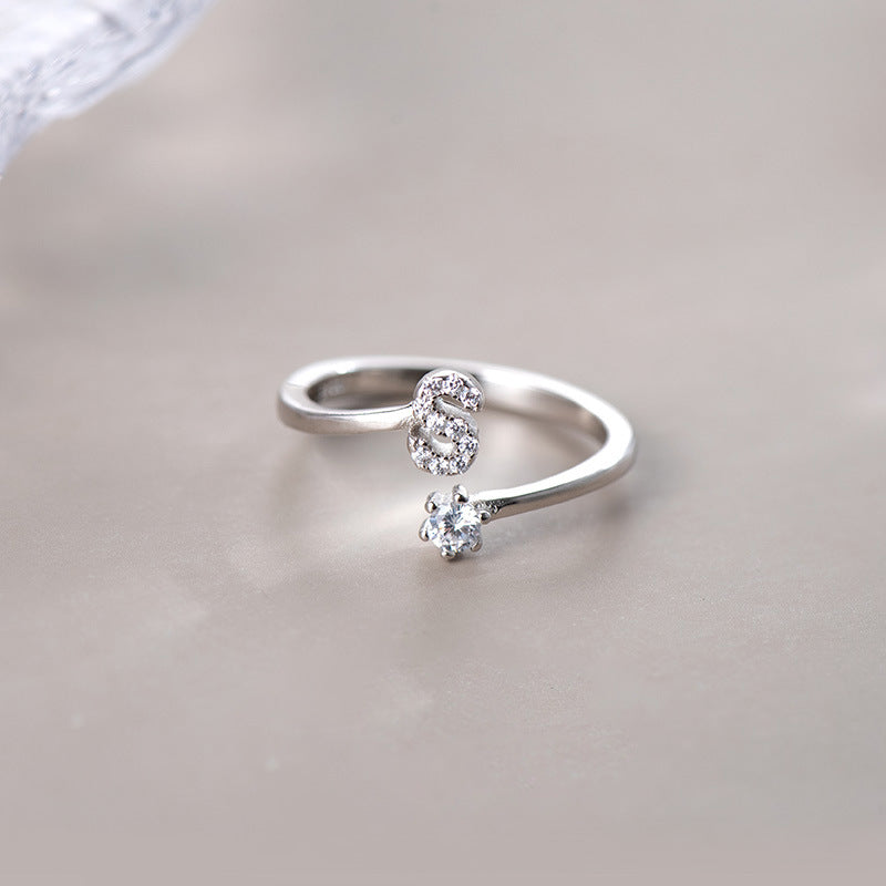 anel letra cravejada