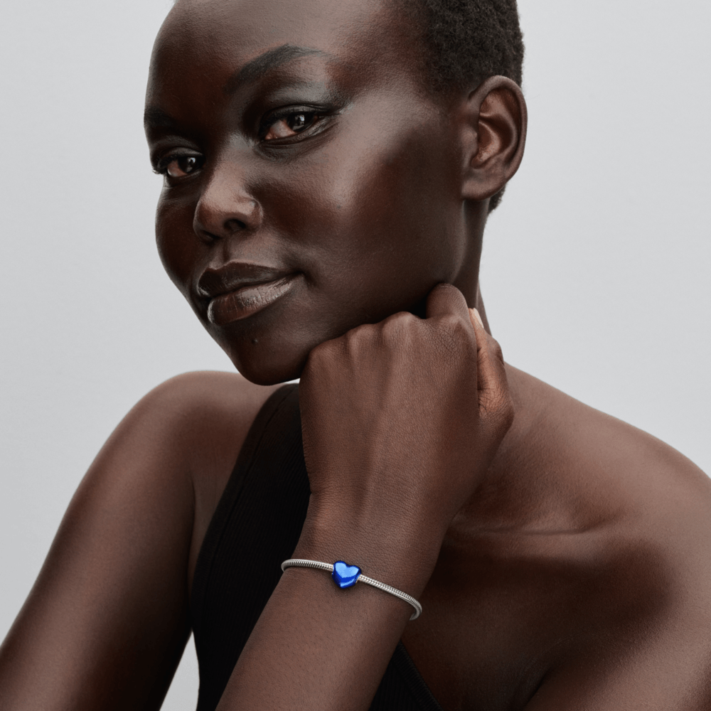 charm prata coracao azul escuro metalico