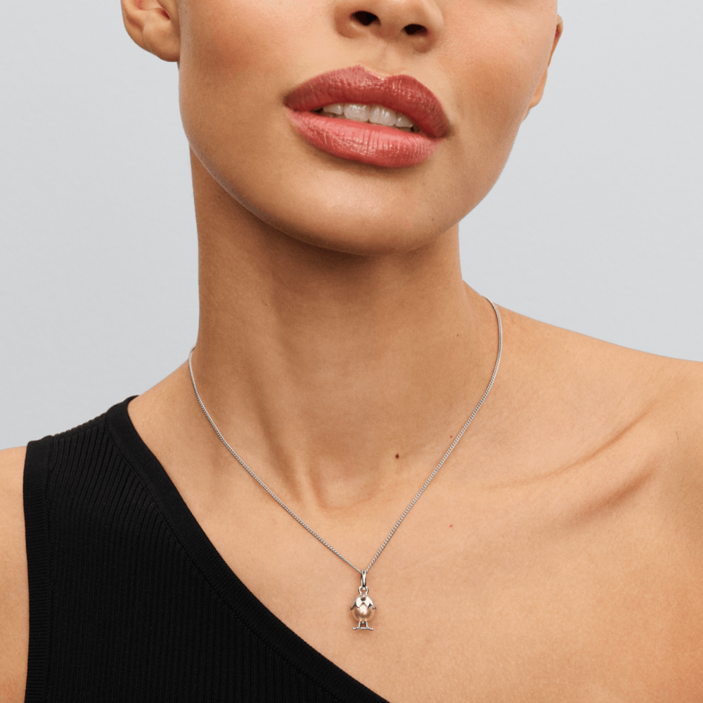 charm pendente ovo e pintinho em dois tons