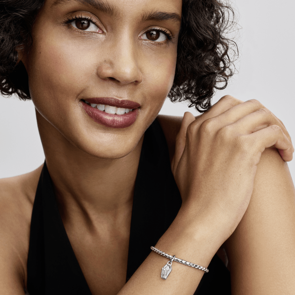 charm prata esqueleto e caixão brilha no escuro