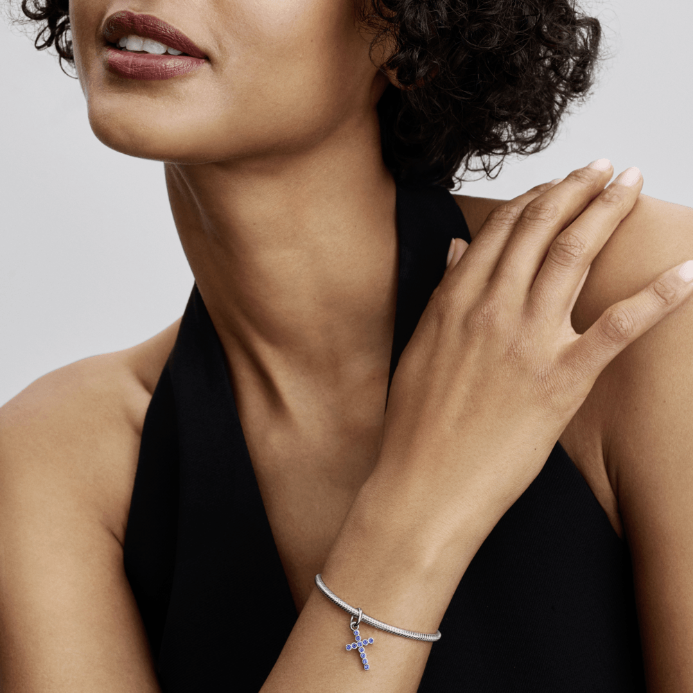 charm prata pendente cruz com cristais azuis