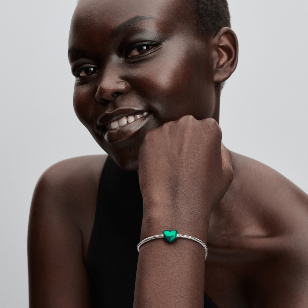 charm prata coracao verde metalico