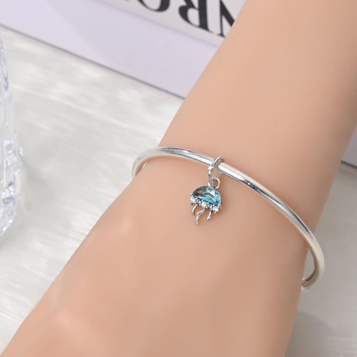 berloque água-viva de cristal azul