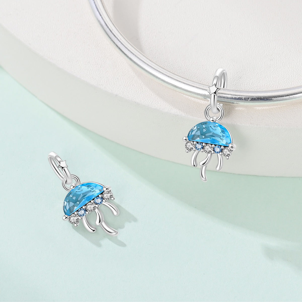 berloque água-viva de cristal azul