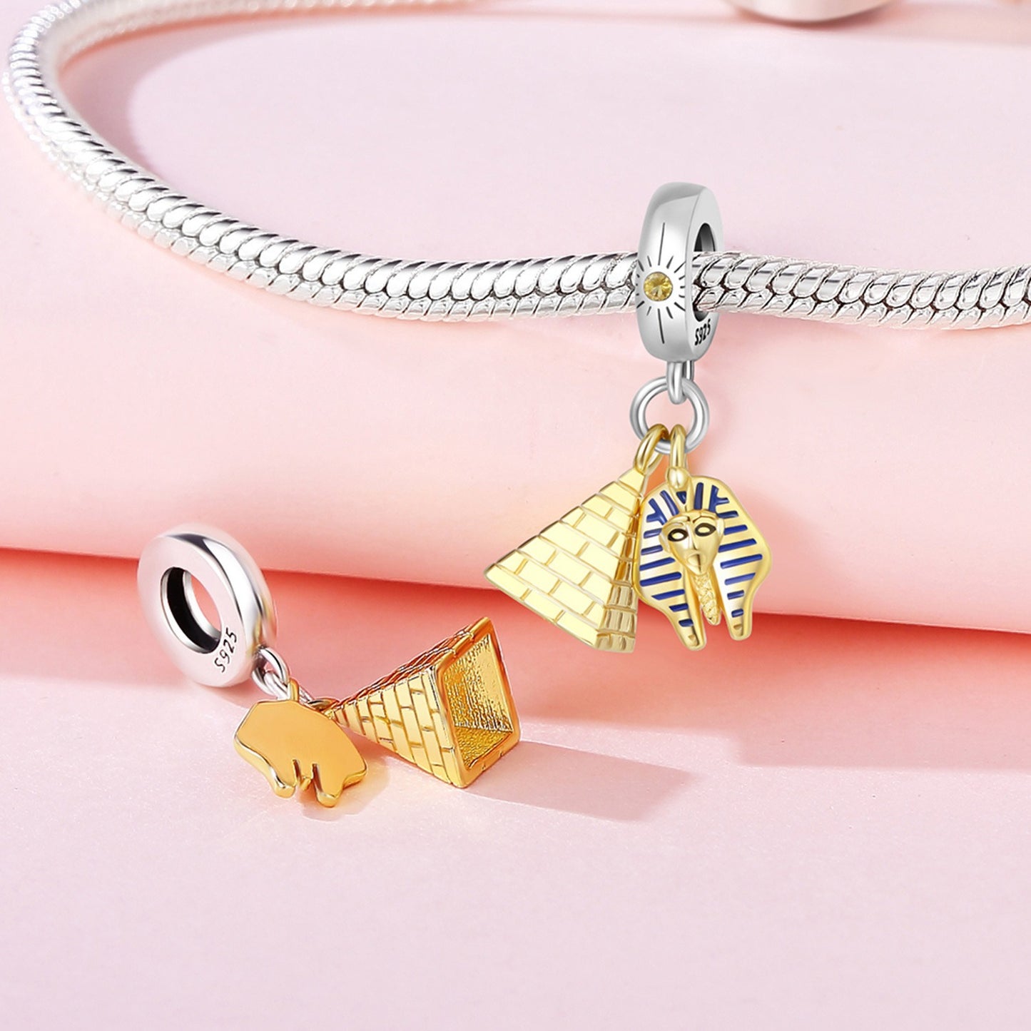 berloque pendente esfinge e pirâmide dourado