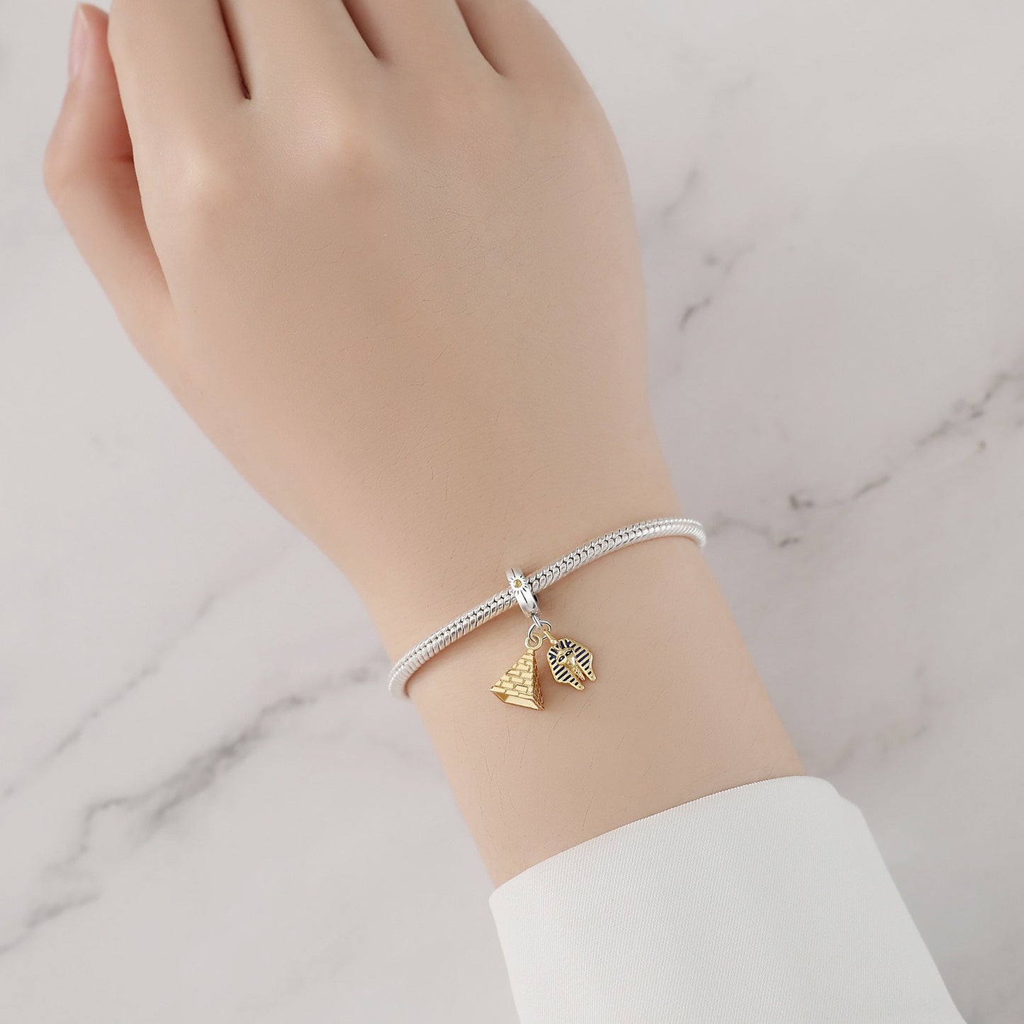 berloque pendente esfinge e pirâmide dourado